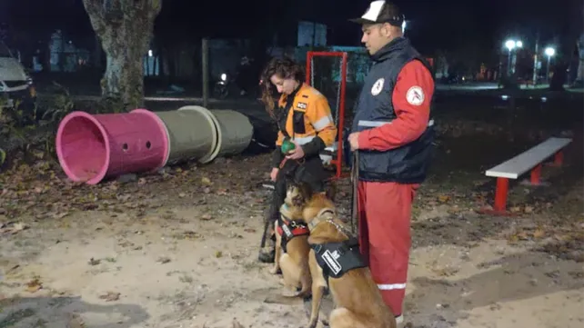 Bomberos de Funes presentaron la pista de entrenamiento de su cuadrilla perruna 